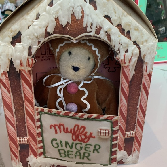 Two Holiday Muffy Bears. Miracle on 34th Street and Ginger Bear - Picture 4 of 5